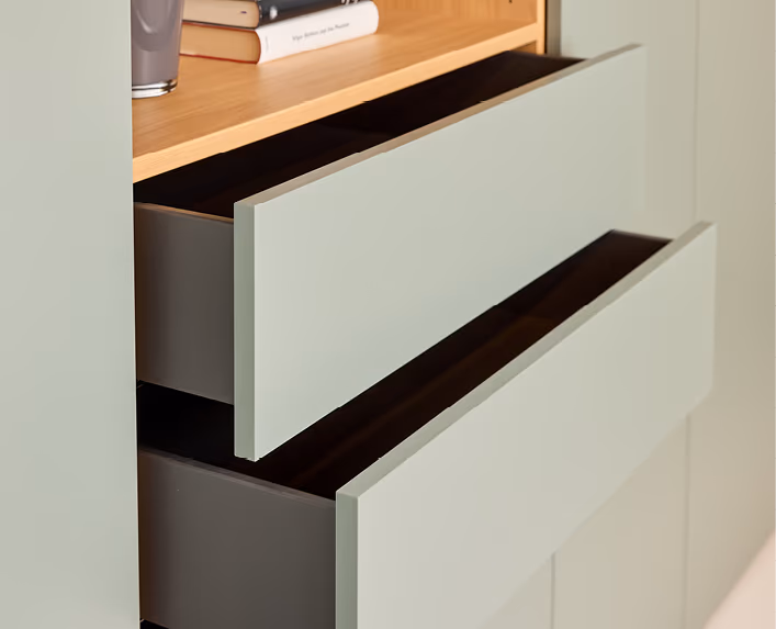 Geöffnete Schubladen eines Schranksystems